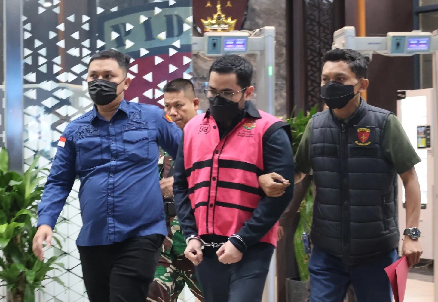 Penyidik menahan salah satu tersangka dalam perkara tata kelola komoditas nikel