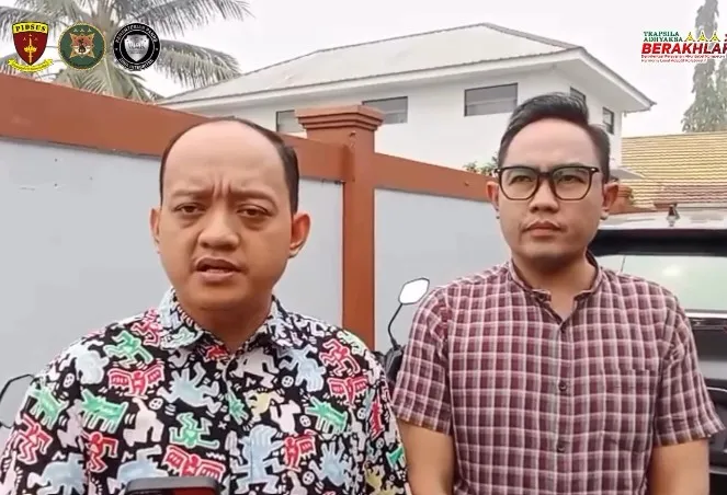 Kasi Intelijen Rendy Bahar Putra dan Kasi Pidana Khusus (Pidsus) Muhamad Prayogi Saputra saat meninjau penyitaan puluhan kendaraan bermotor