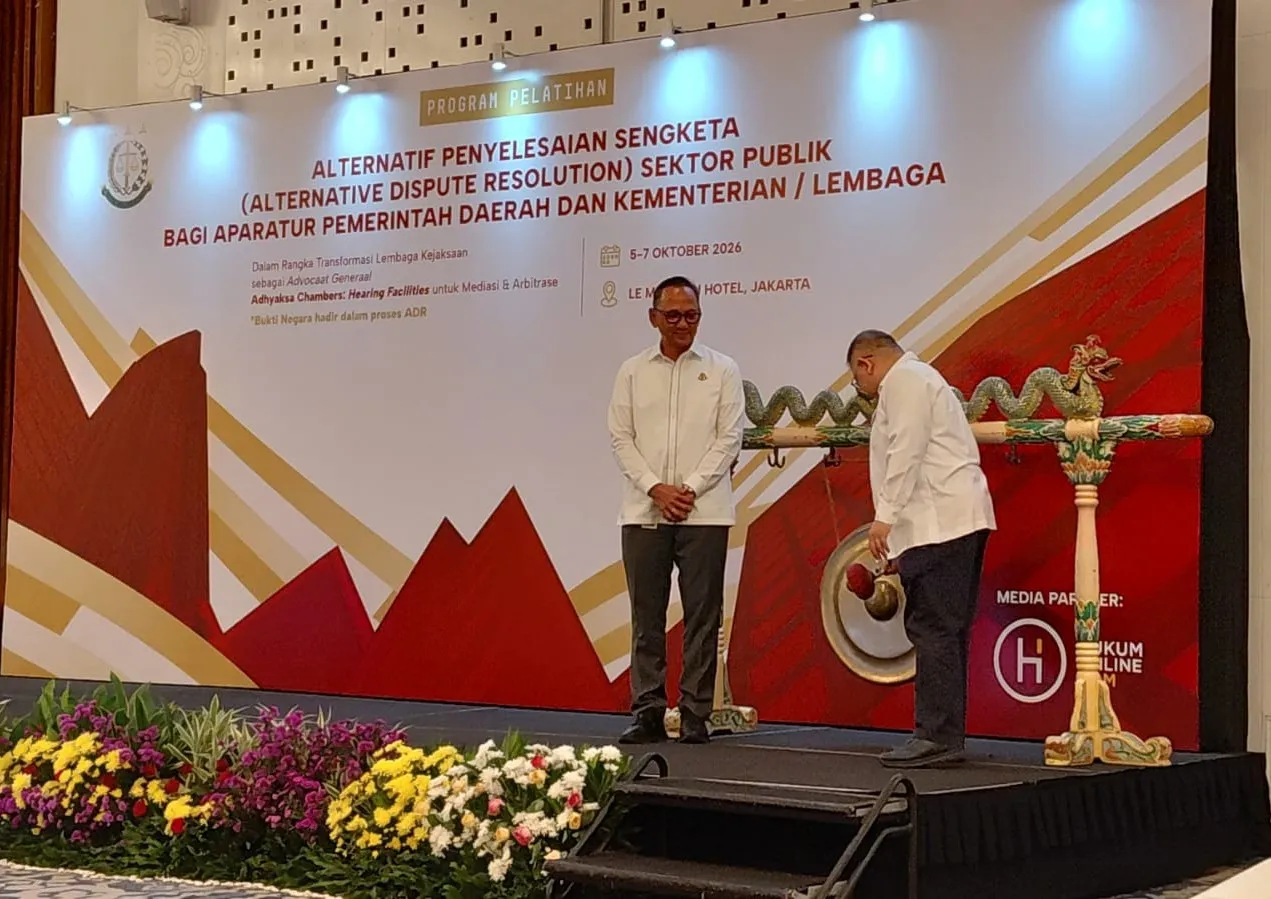 Jamdatun Prof. (HC) Dr. R. Narendra Jatna, S.H., LL.M. didampingi Sesjamdatun saat membuka pelatihan Program Pelatihan Alternatif Penyelesaian Sengketa (Alternative Dispute Resolution/ADR) Sektor Publik