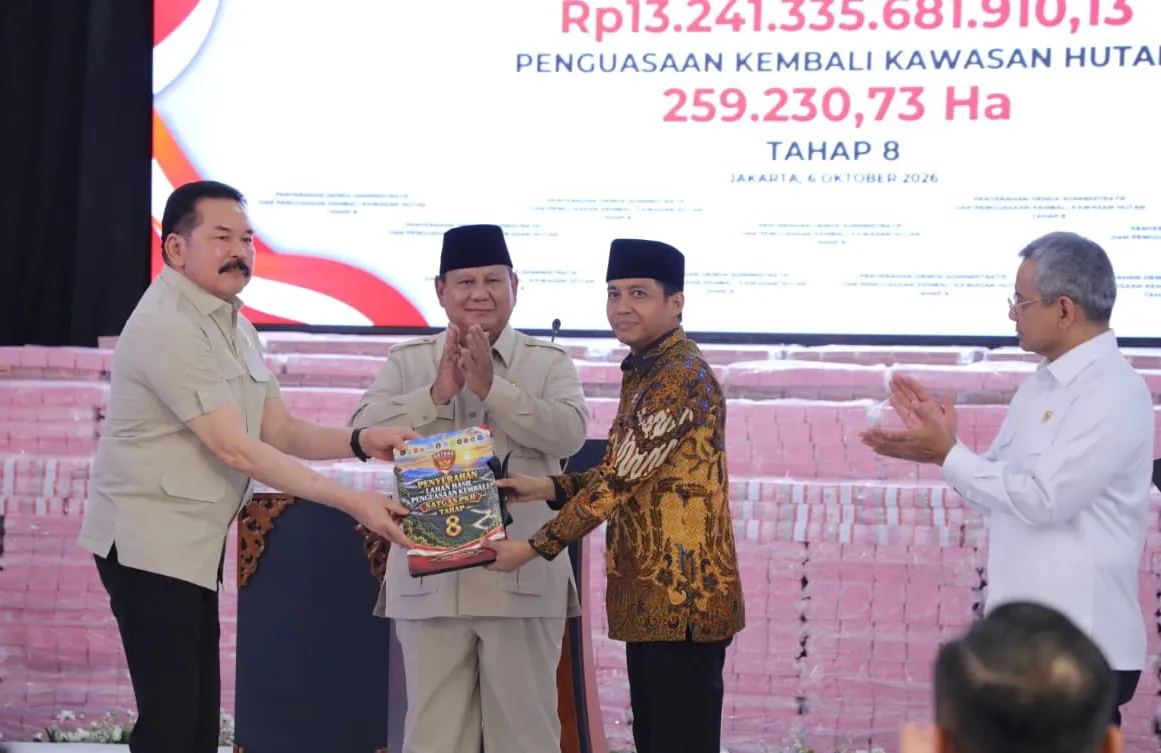 Jaksa Agung Serahkan Uang Denda Administrasi dan Penyelamatan Keuangan Negara Rp13,2 Triliun dan Penguasaan Kembali Kawasan Hutan 6,2 Juta Hektare oleh Satgas PKH
