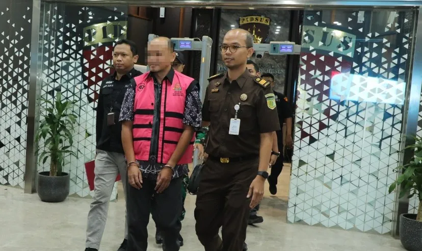 Penyidik JAM PIDSUS saat menahan salah satu tersangka dalam perkara dugaan korupsi mineral bukan logam