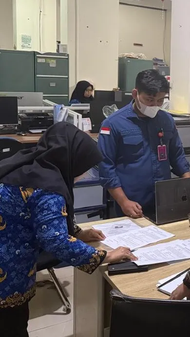 Penyidik JAM PIDSUS saat melakukan penggeledahan perkara KSO PT Pertamina Perseroda Bekasi