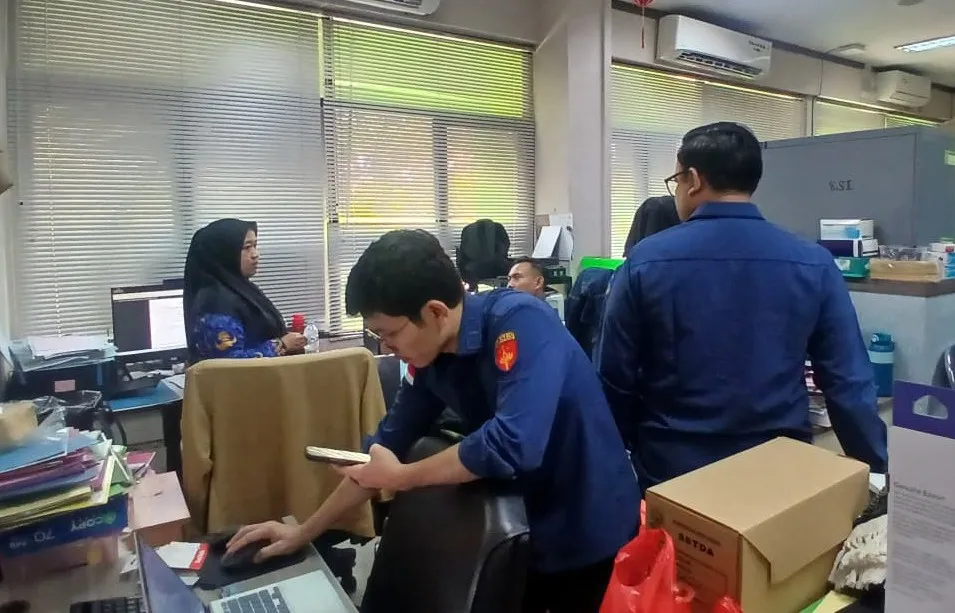 Penyidik JAM PIDSUS saat melakukan penggeledahan perkara KSO PT Pertamina Perseroda Bekasi