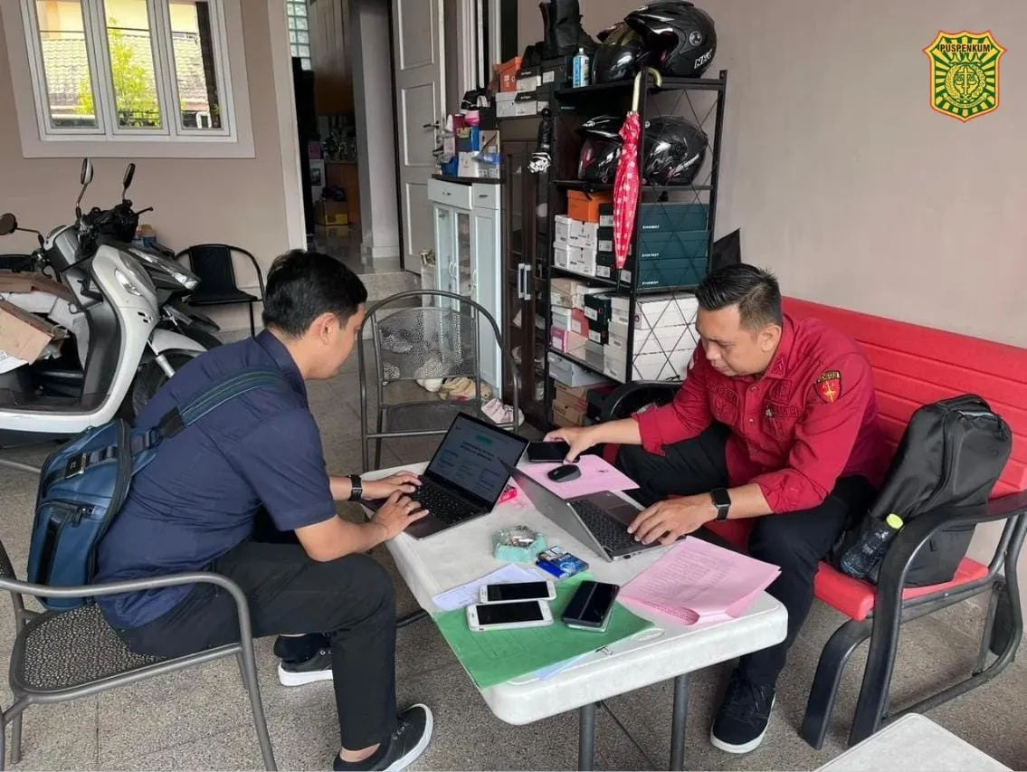 Penyidik Kejati Kalbar geledah sebuah rumah terkait penyelidikan perkara dugaan korupsi pertambangan