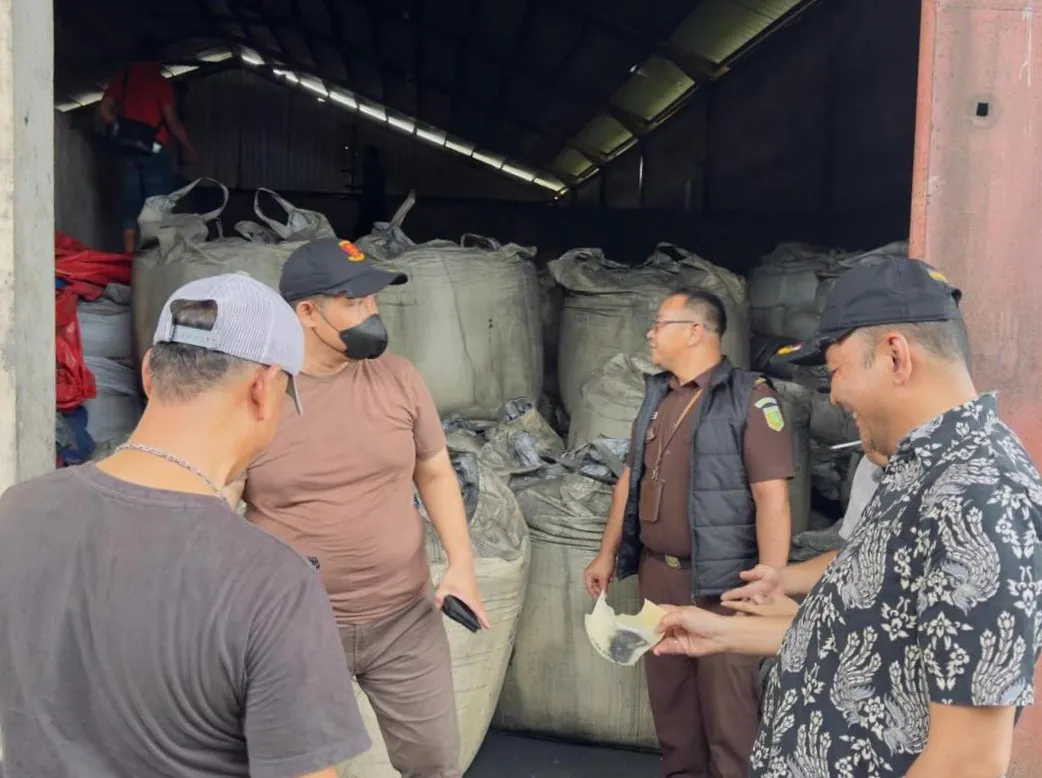 Aspidus Kejati Babel bersama tim penyidik saat menggeledah gudang