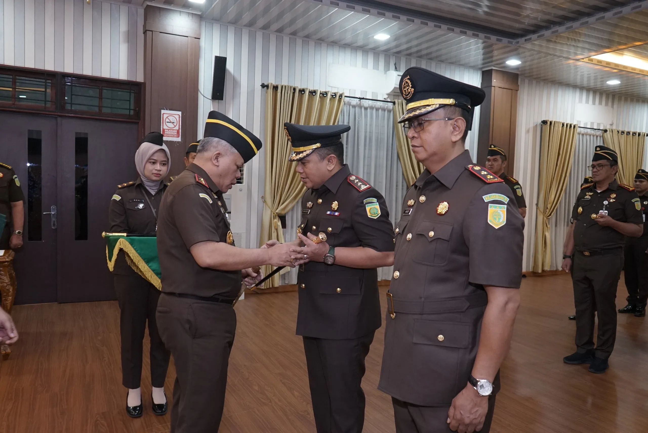 Kajati Sumut Dr Harli Siregar, S.H., M.Hum melantik Kajari Deli Serdang dan Padang Lawasa, Rabu, 18 Februari 2026
