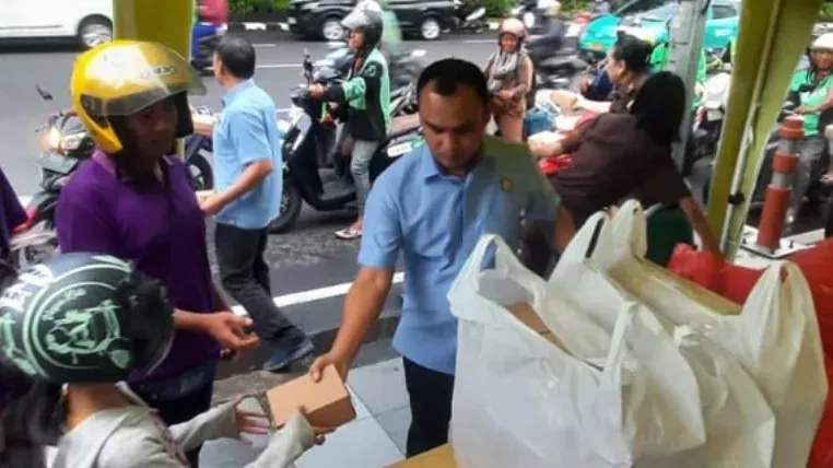 JPN Kejati Jatim Tebar Kebaikan di Bulan Ramadan dengan Berbagi Takjil