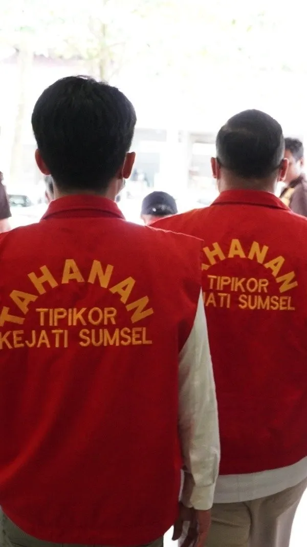 Kejati Sumsel Serahkan 6 Tersangka dan Barang Bukti Perkara Kredit PT BSS dan PT SAL ke JPU Kejari Palembang