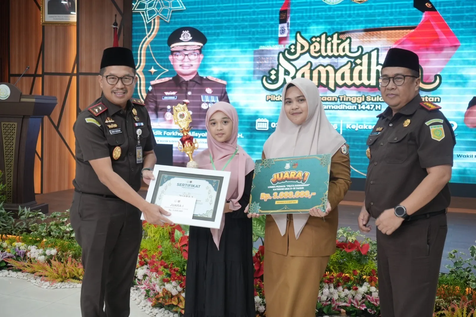 Kajati Sulsel memberikan hadiah kepada para pemenang Pelita Ramadan 1447 H