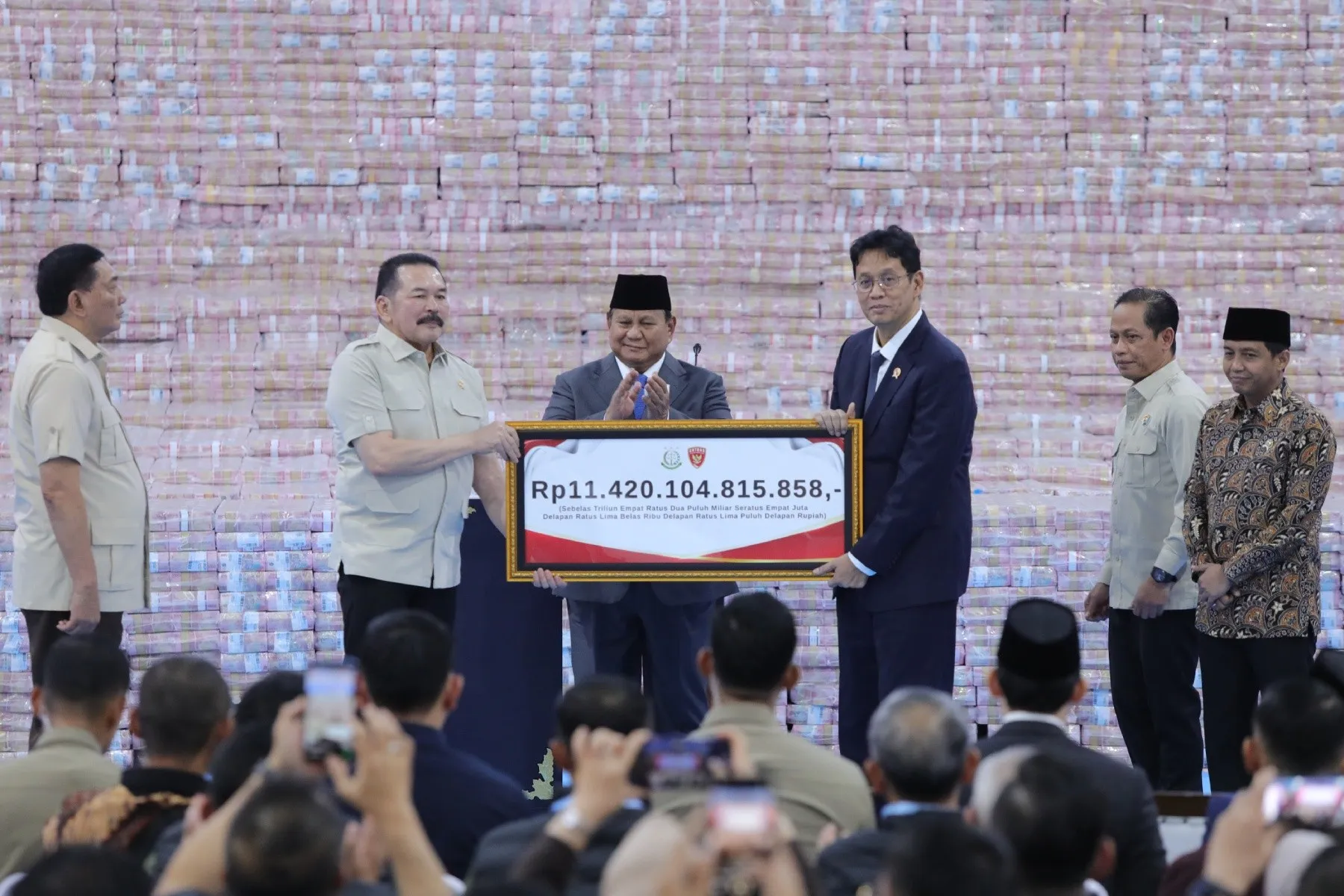 Presiden RI Prabowo Subianto menyaksikan penyerahan uang Rp11,4 triliun dari Jaksa Agung kepada Menkeu