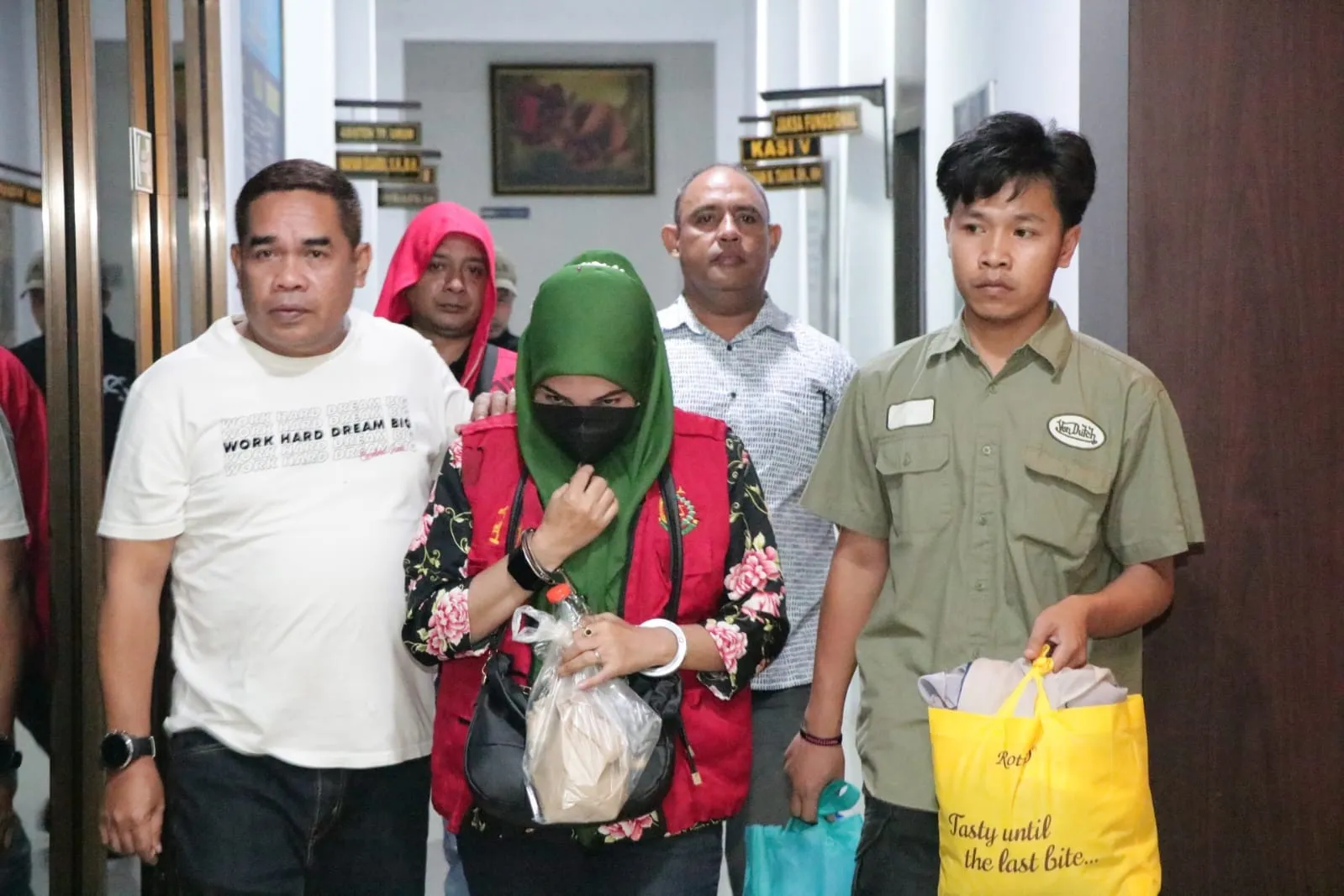 Tim Tabur Kejati Maluku Amankan DPO Terpidana Narkoba Saat Berjualan di Counter HP