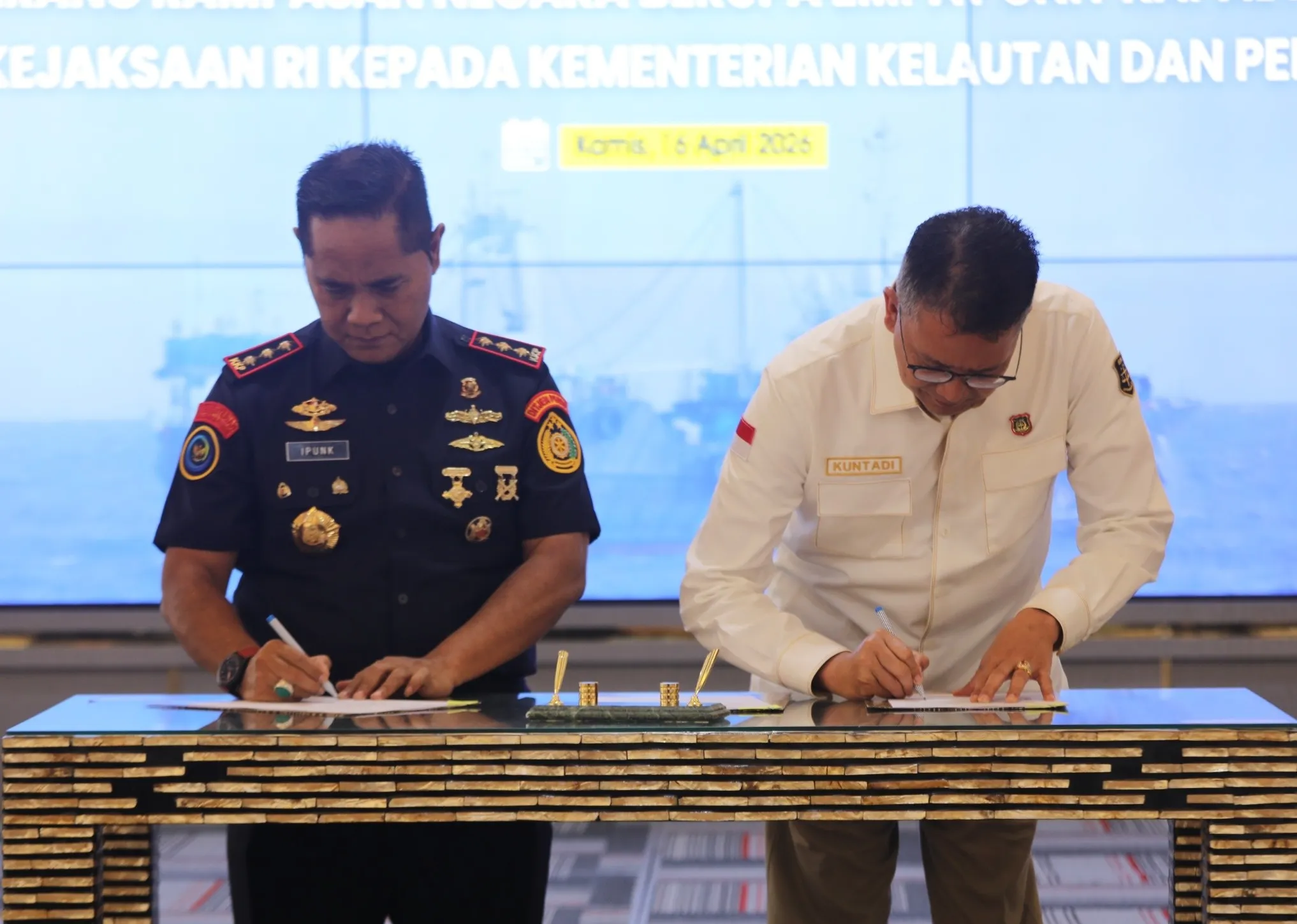 Perkuat Sinergi Penegakan Hukum,  BPA Kejaksaan RI Serah Terimakan 4 Kapal BMN yang Berasal dari BRN kepada KKP