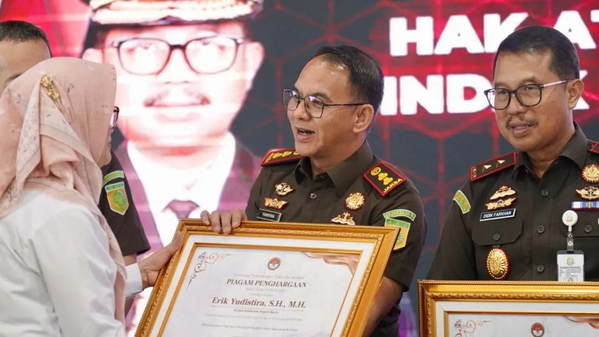 Kejari Barru menerima penghargaan dari LPSK dalam Memperjuangkan Restutusi Bagi Korban Kekerasan Seksual
