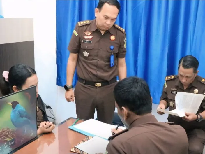 FS, oknum pegawai Kejari Kepulauan Aru dikenakan sanksi PTDH setelah tidak masuk kerja selama 110 Hari