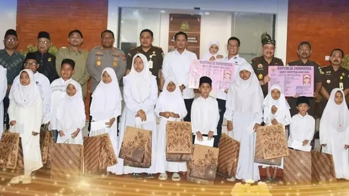 Kajati Kepulauan Riau, J. Devy Sudarso menyerahkan KIA dan santunan dalam Kunker ke Kejari Kepulauan Anambas