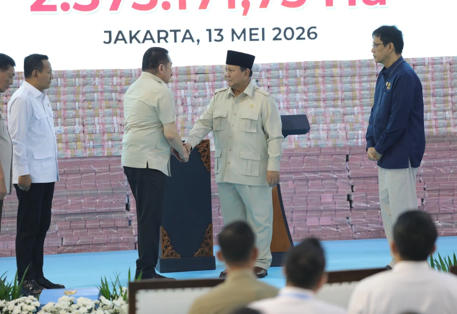 Jaksa Agung selaku Wakil Dewan Pengarah I Satgas PKH menyerahkan uang dan penguasaan kembali lahan tahap VIII