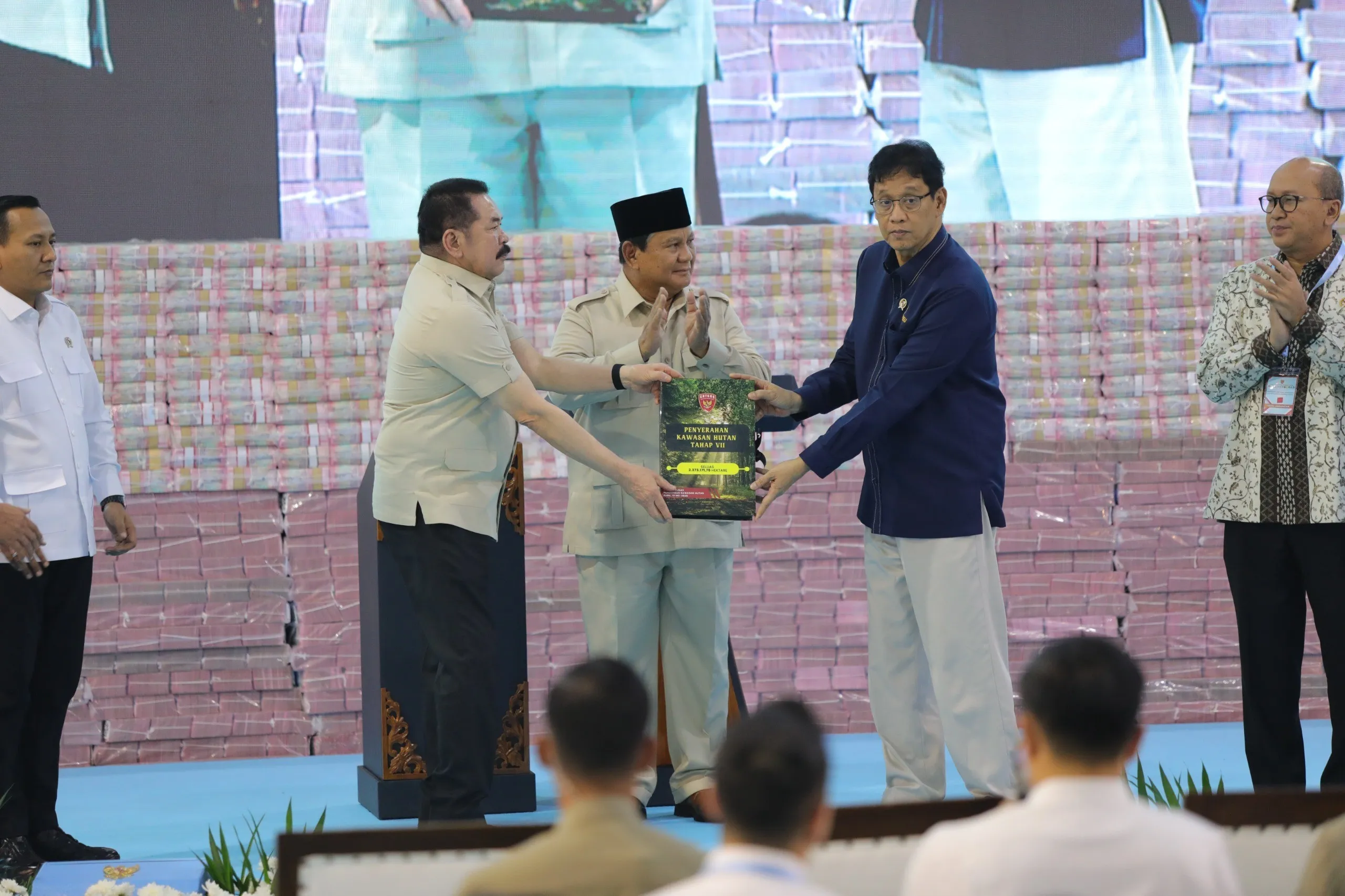Jaksa Agung selaku Wakil Dewan Pengarah I Satgas PKH menyerahkan uang dan penguasaan kembali lahan tahap VIII
