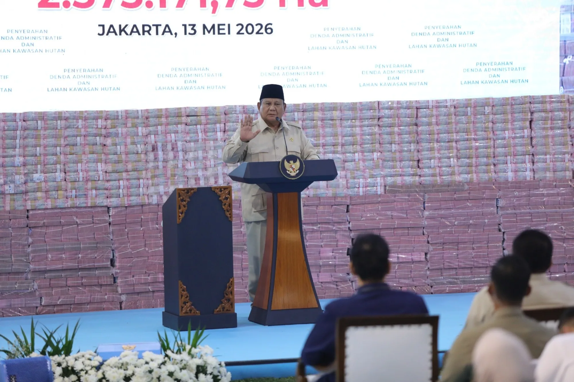 Jaksa Agung selaku Wakil Dewan Pengarah I Satgas PKH menyerahkan uang dan penguasaan kembali lahan tahap VIII