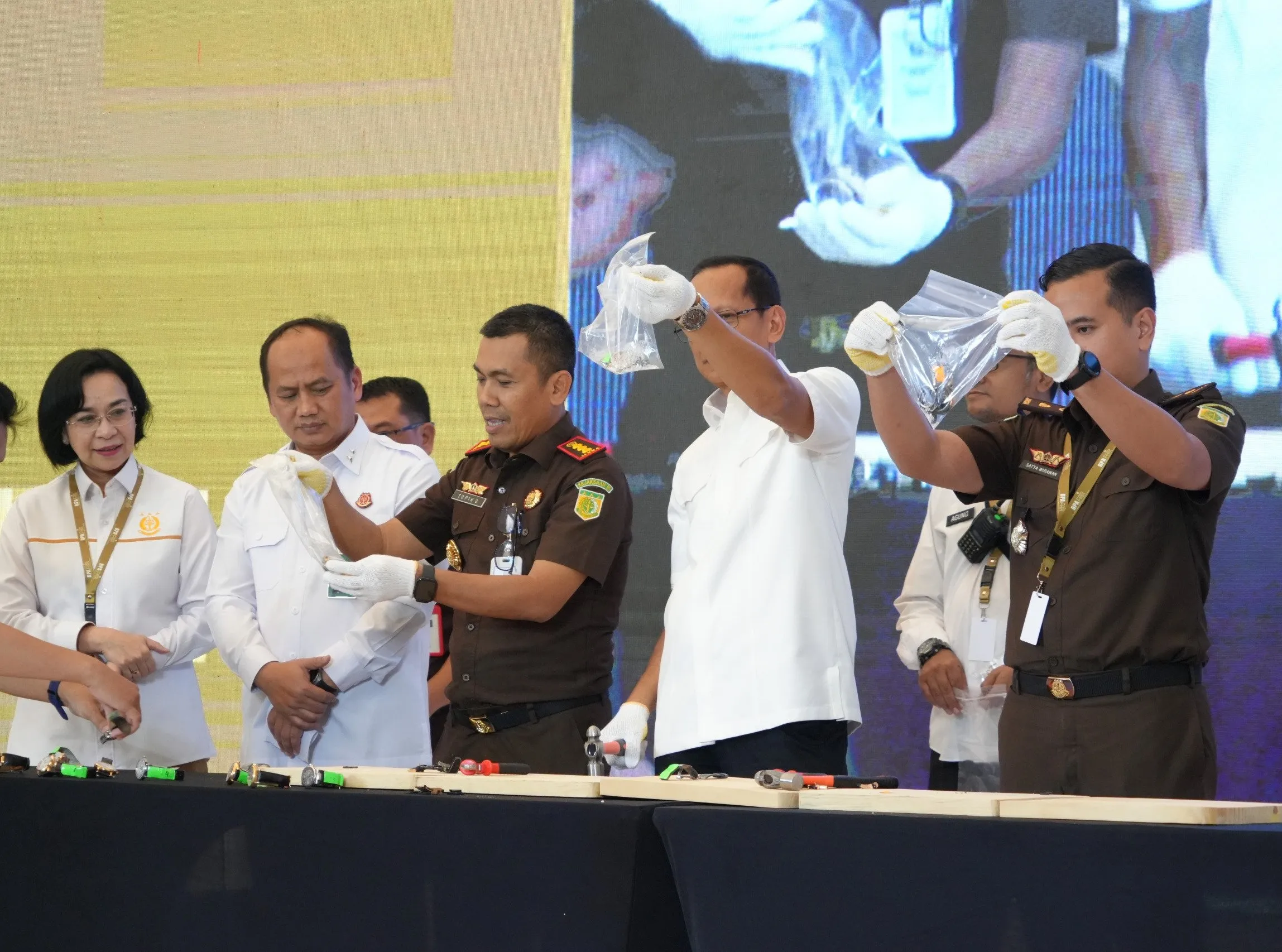 BPA Kejaksaan Musnahkan Barang Sita Eksekusi 14 Buah Jam Tangan dari Terpidana Kasus ASABRI Jimmy Sutopo