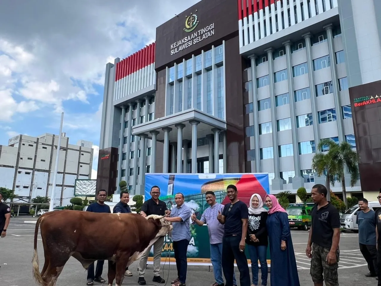 Kejati Sulsel menyerahkan 11 ekor sapi sebagai hewan kurban Idul Adha 1447 H