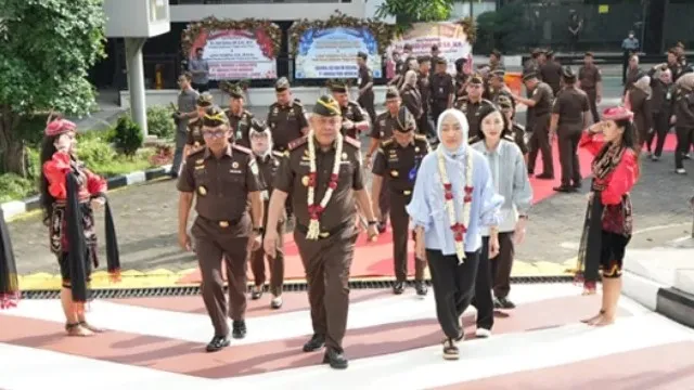 Dr Abdul Qohar memulai pengabdiannya sebagai Kajati Jatim usai dilantik Jaksa Agung