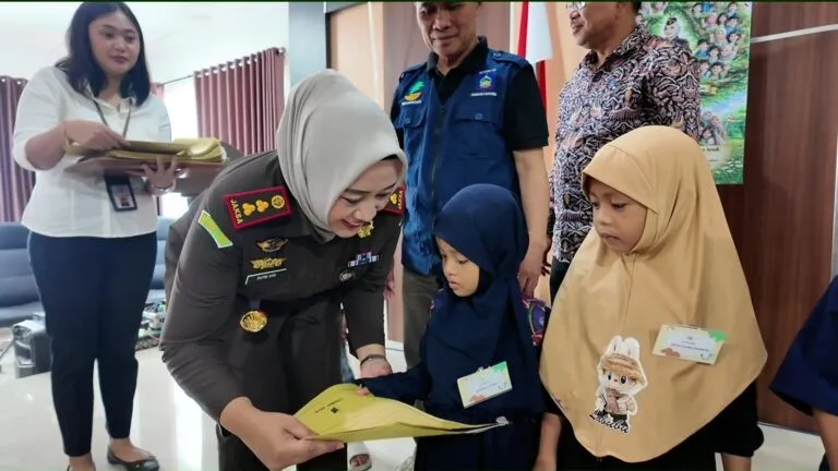 Hadirkan Inovasi Program JAGOAN, Kejari Lombok Tengah Serahkan Hak Sipil 112 Anak Rentan