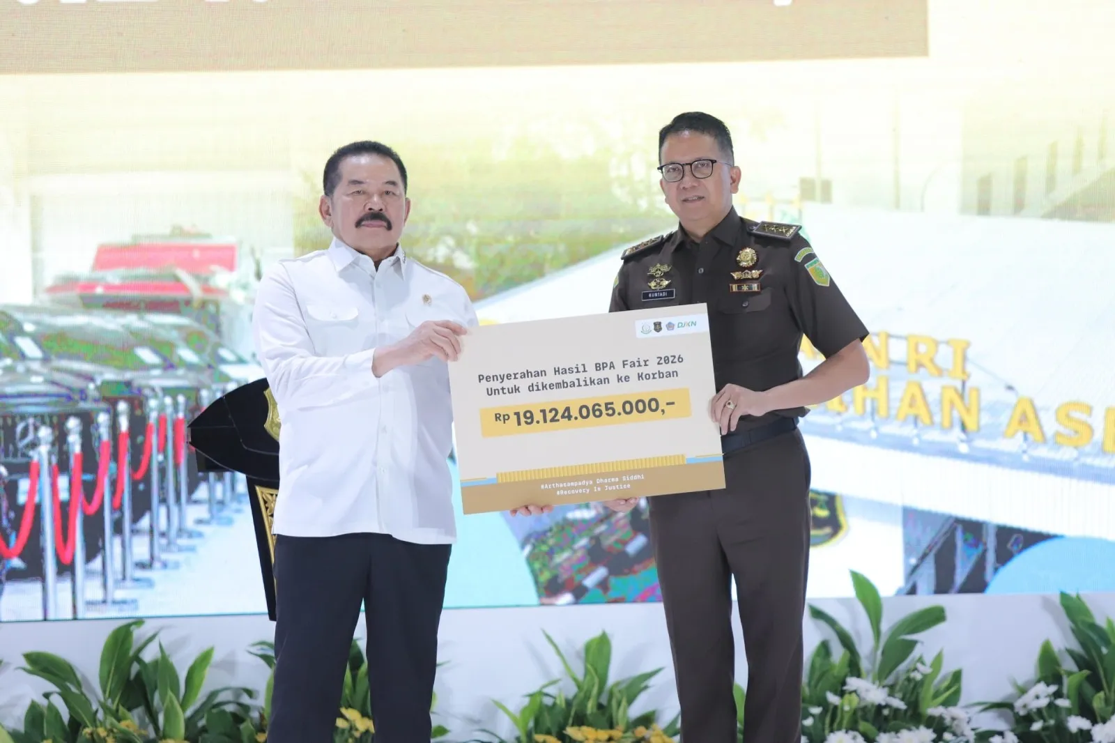Kepala BPA Kejaksaan RI. Dr Kuntadi menyerahkan hasil lelang BPA Fair 2026 dan penelusuran aset Edi Tansil  kepada Jaksa Agung