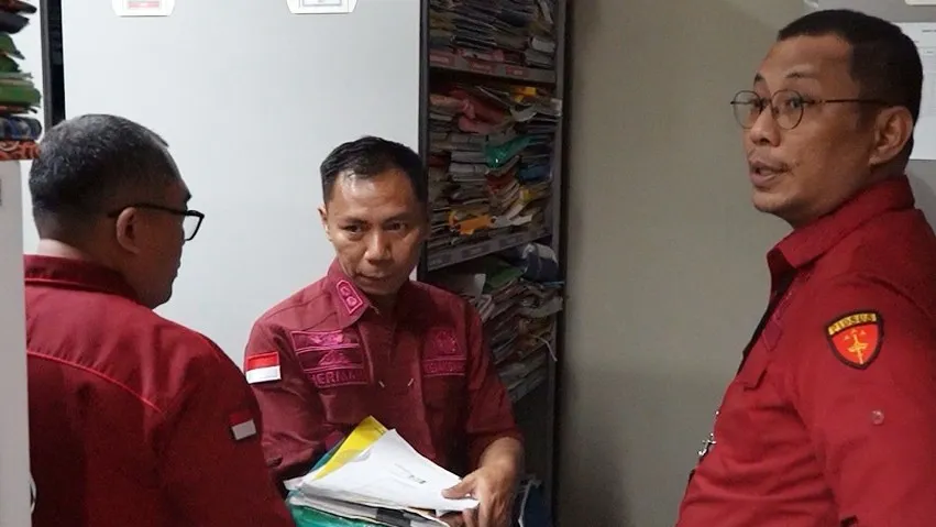 Tim penyidik Pidsus Kejati Kaltara saat melakukan penggeledahan
