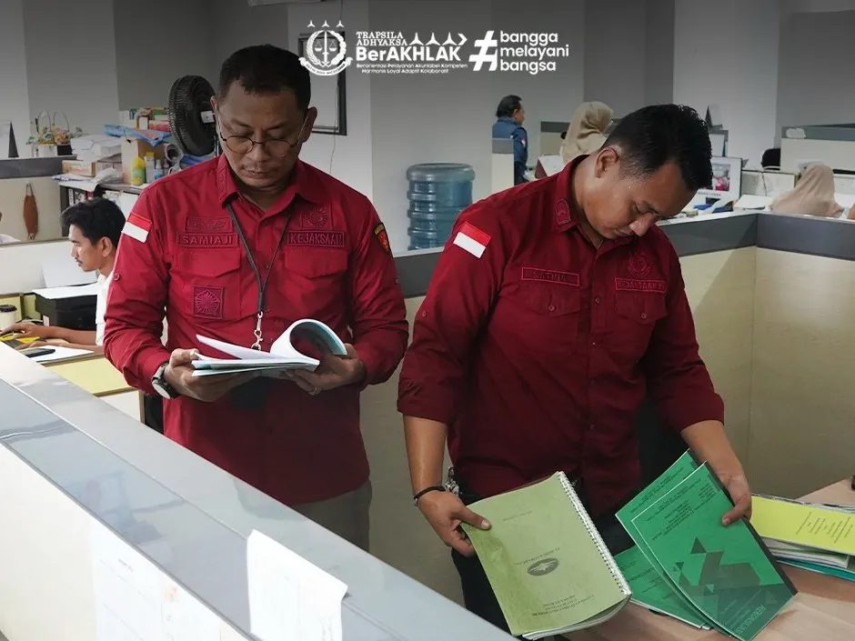 Tim penyidik Pidsus Kejati Kaltara saat melakukan penggeledahan