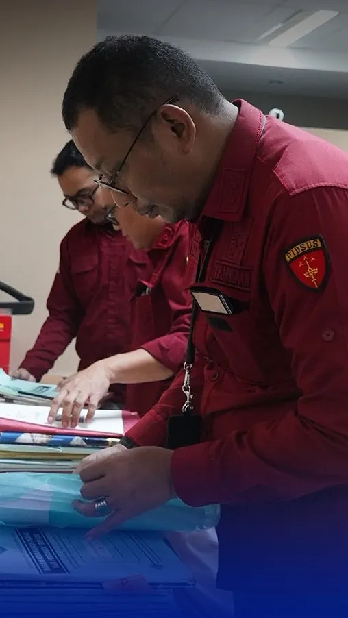 Tim penyidik Pidsus Kejati Kaltara saat melakukan penggeledahan
