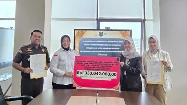 Kejari Lombok Tengah Serahkan Bagian Hasil Lelang Benda Sita Eksekusi Terpidana Ir. Nyoman Suwarjana Rp1,33 Miliar kepada PT. Bank Syariah Indonesia (Persero) Tbk