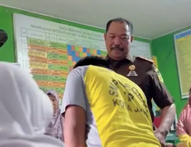 Aksi Menyentuh Kajati Jambi Bantu Lunasi Tunggakan Murid MTs Agar Bisa Menebus Ijazah