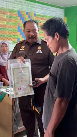 Aksi Menyentuh Kajati Jambi Lunasi Tunggakan Murid MTs Agar Bisa Menebus Ijazah