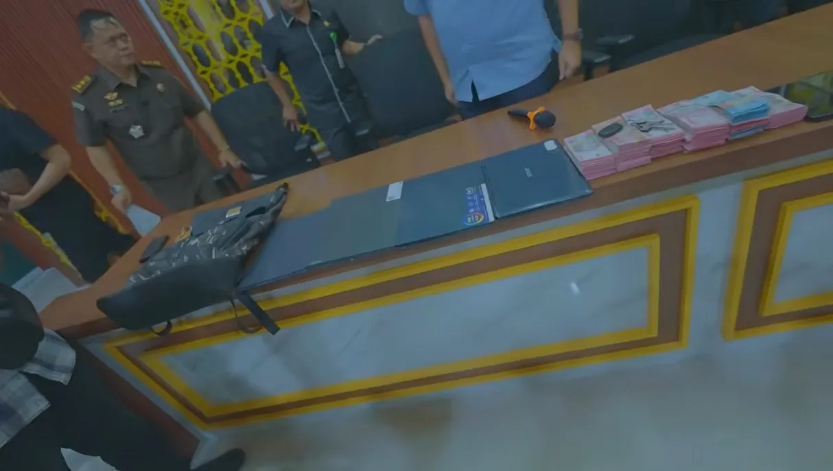 Terjaring OTT. Kejati Sumsel Tetapkan Kepala KUPP Kelas III Sungai Lumpur Sebagai Tersangka Perkara Korupsi Pelayanan Surat Persetujuan Berlayar