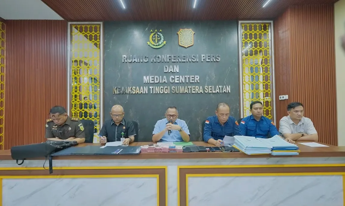 Terjaring OTT. Kejati Sumsel Tetapkan Kepala KUPP Kelas III Sungai Lumpur Sebagai Tersangka Perkara Korupsi Pelayanan Surat Persetujuan Berlayar