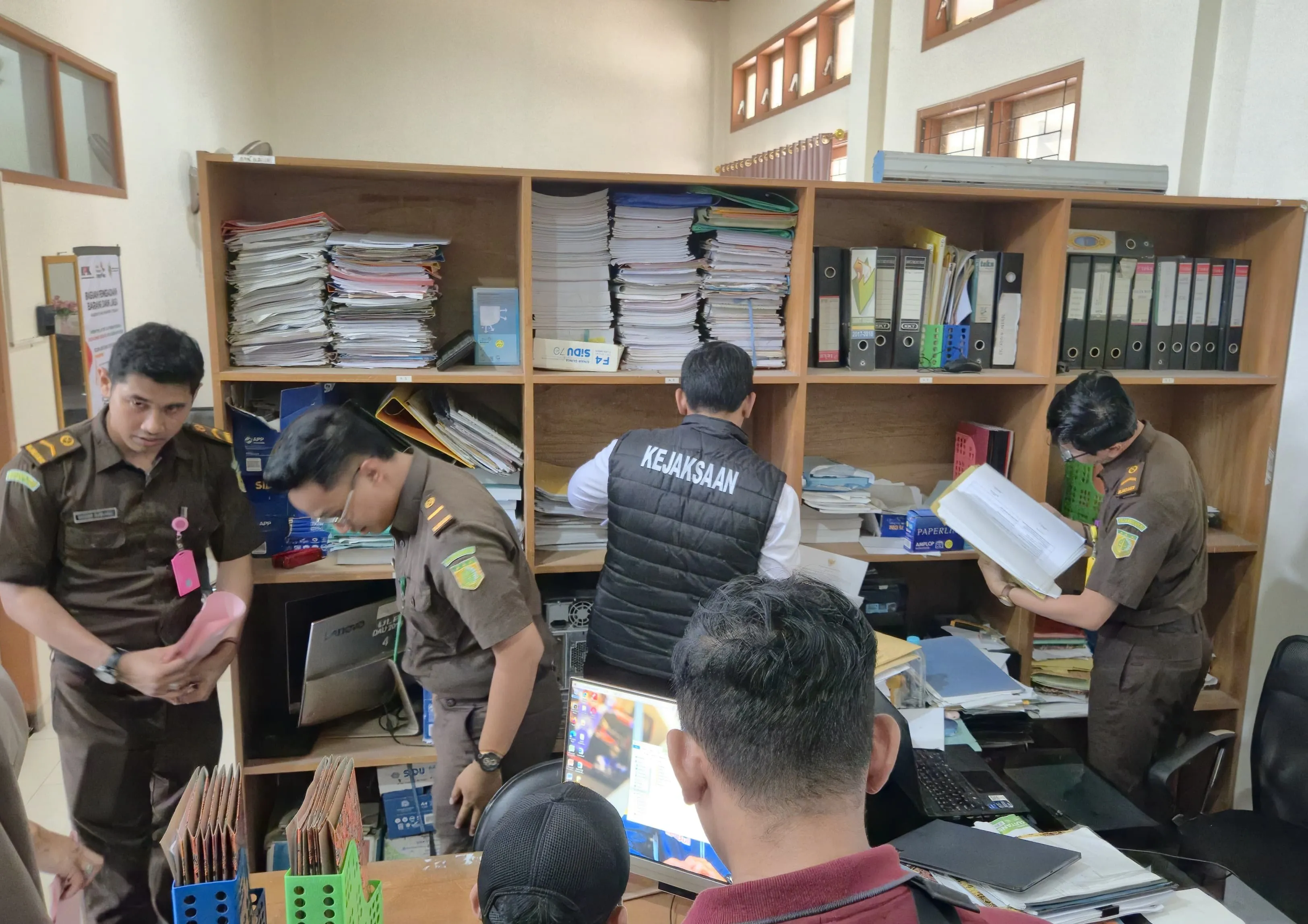Penyidik Kejari Halmahera Tengah Geledah 3 Kantor Pemerintah Terkait Penyidikan Perkara Gedung Islamic Center