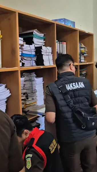 Penyidik Kejari Halmahera Tengah Geledah 3 Kantor Pemerintah Terkait Penyidikan Perkara Gedung Islamic Center