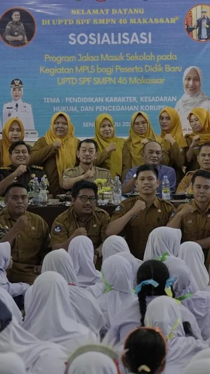 Hari Pertama Sekolah, Penkum Kejati Sulsel Tanamkan Kesadaran Hukum dan Anti Korupsi Sejak Dini kepada Murid Baru SMPN 46 Makassar