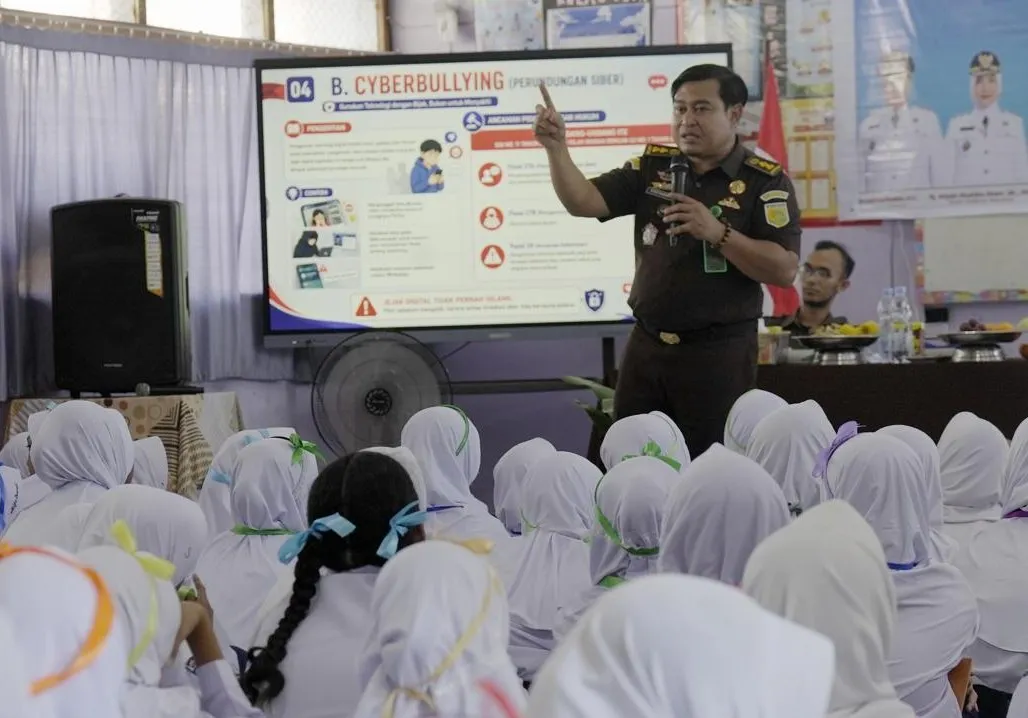 Kasipenkum Kejati Sulsel memberikan materi saat kegiatan JMS di SMPN 46 Makassar