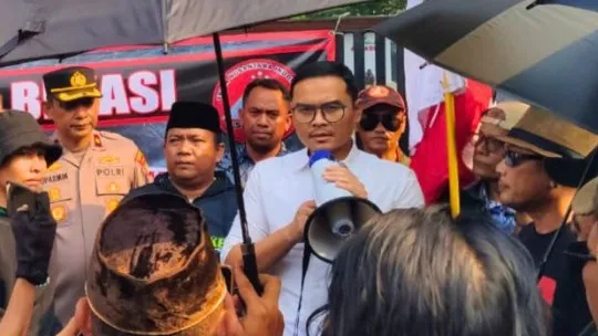 Kasi Intel Kejari Kota Bekasi saat menerima aspirasi pedagang Pasar Bantargebang