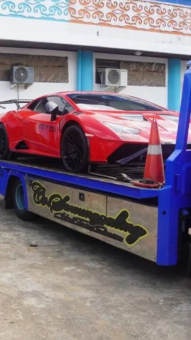 Kajati Kalbar Pantau Langsung Proses Pengiriman Supercar Lamborghini dan 3 Mobil Mewah Sitaan Perkara Korupsi Pertambangan