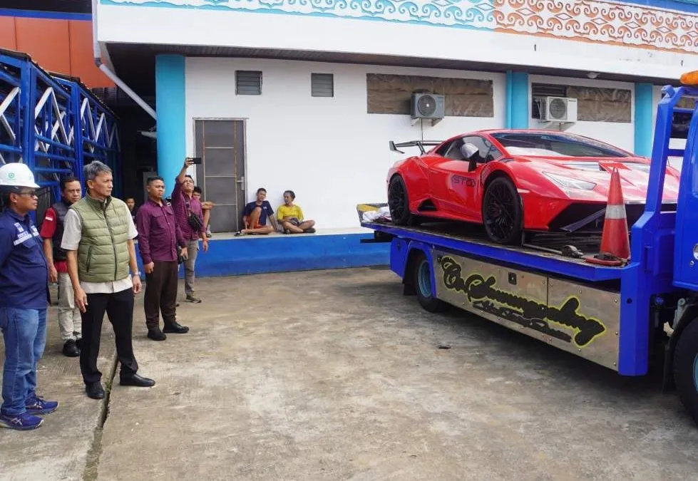 Dipantau Langsung Kajati kalbar, Lamborghini dan 3 Mobil Mewah Sitaan Perkara Korupsi Tambang Dikirim ke Jakarta