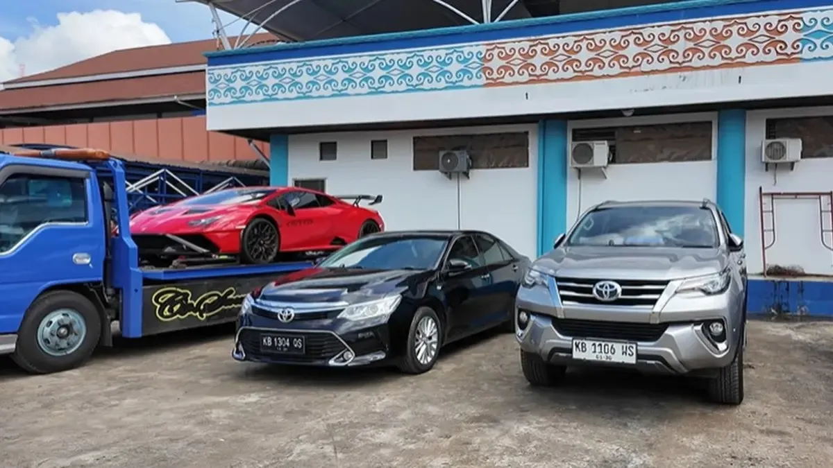 Dipantau Langsung Kajati kalbar, Lamborghini dan 3 Mobil Mewah Sitaan Perkara Korupsi Tambang Dikirim ke Jakarta