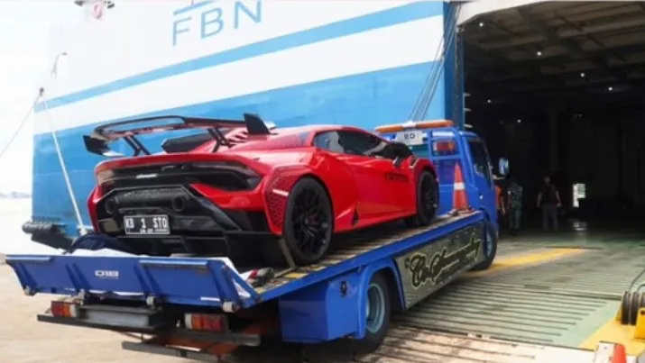 Kajati Kalbar Pantau Langsung Proses Pengiriman Supercar Lamborghini dan 3 Mobil Mewah Sitaan Perkara Korupsi Pertambangan