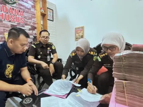 Kejari Mataram Pulihkan Kerugian Negara RpRp618,39 juta dari Perkara Korupsi  KSO Lombok City Center