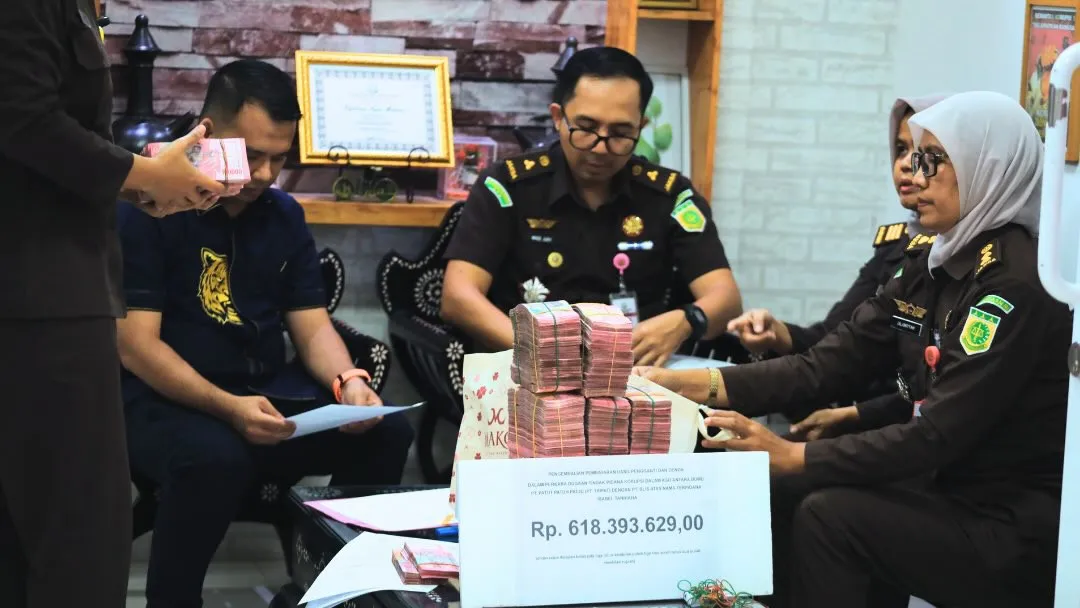 Kejari Mataram Pulihkan Kerugian Negara RpRp618,39 juta dari Perkara Korupsi  KSO Lombok City Center