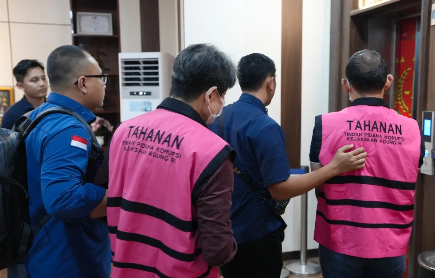 Kejagung Serahkan 4 Tersangka dan Barang Bukti Perkara Penyimpangan Pertambangan PT AKT Kalteng ke JPU Kejari Jakarta Pusat