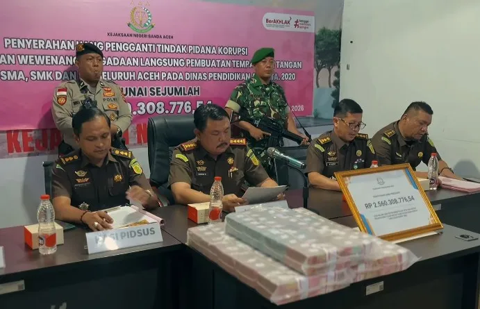 Kejari Banda Aceh Serahkan Uang Pengganti 5 Terpidana Perkara Korupsi Wastafel dan Sanitasi Sekolah
