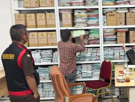 Penyidik Pidsus Kejati Kaltim Geledah Kantor Disdikbud Kab Kutai Kartanegara