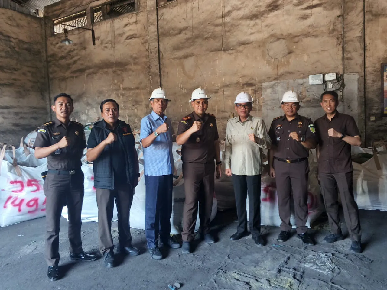 Tim UHLBEE pada JAM PIDSUS Sita Eksekusi Aset Timah Terpidana Tamron alias Aon dalam Perkara Tata Kelola Komoditas Timah